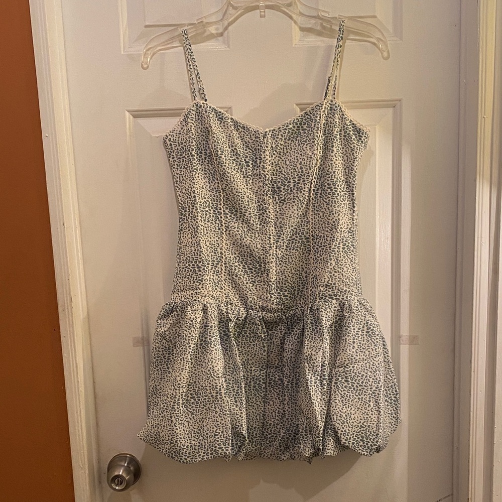 Lush White and Green Patterned Fabric - Picture 9 of 13